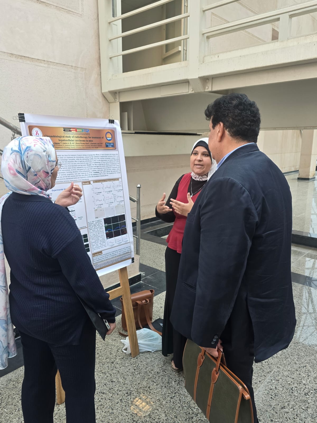 تقديم البوسترات من فعاليات المؤتمر الدولى السنوى للجمعيه المصريه لأبحاث السرطان