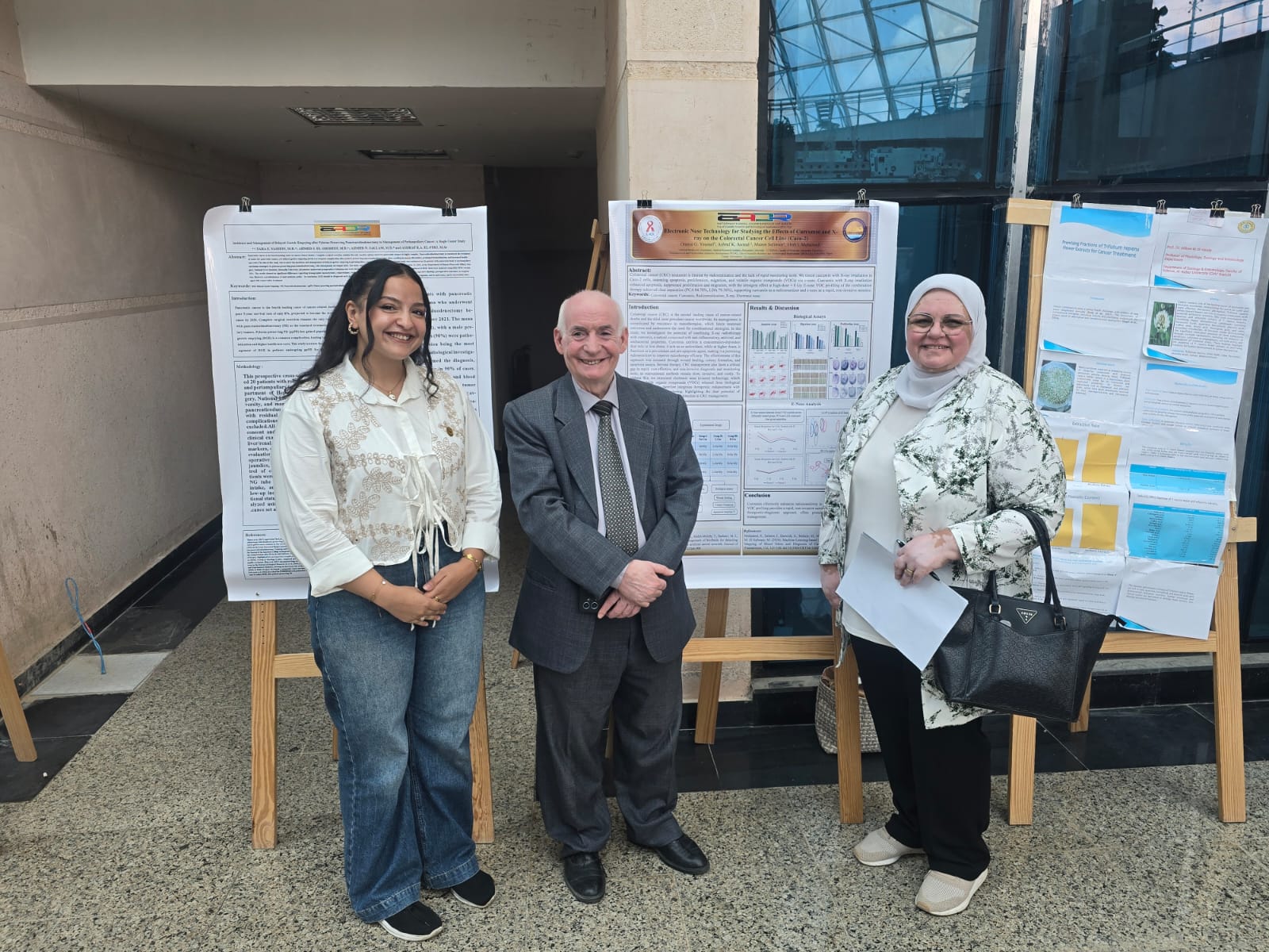 تقديم البوسترات من فعاليات المؤتمر الدولى السنوى للجمعيه المصريه لأبحاث السرطان